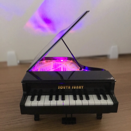 Lampa in forma de pian